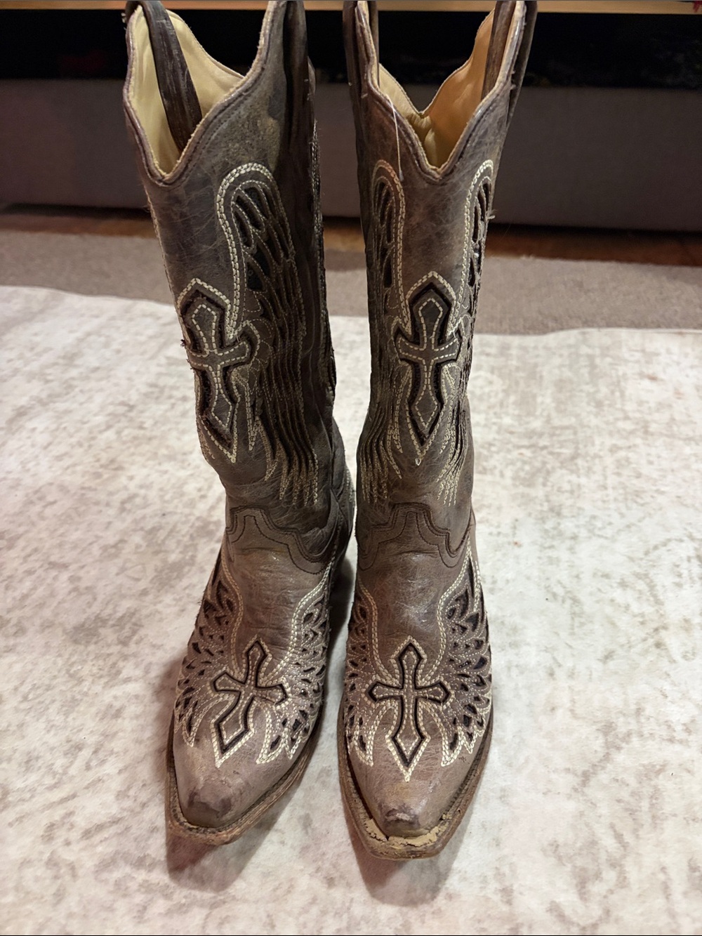Women's Embroidered Western Heeled Boots in Brown